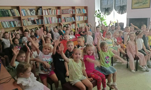«В гости к книгам: воспитанники «Звёздочки» узнали, как устроена библиотека»