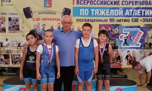 ОТ ПЕРВОГО ПОДХОДА ДО ПЬЕДЕСТАЛА: КАК НАШИ ЮНЫЕ ТЯЖЕЛОАТЛЕТЫ ПОКОРЯЛИ ВОТКИНСК